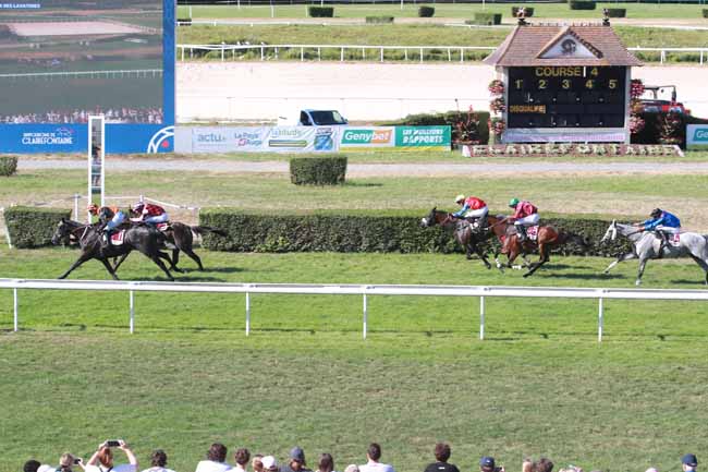 Photo d'arrivée de la course pmu BAKERMAT - BAIANA (PRIX DES LAVATERES) à CLAIREFONTAINE le Lundi 27 juillet 2026