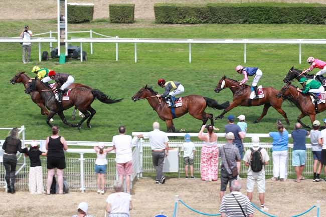 Photo d'arrivée de la course pmu CHEVAL PERCHERON - PRIX DES BROCOTTES à CLAIREFONTAINE le Lundi 3 août 2026