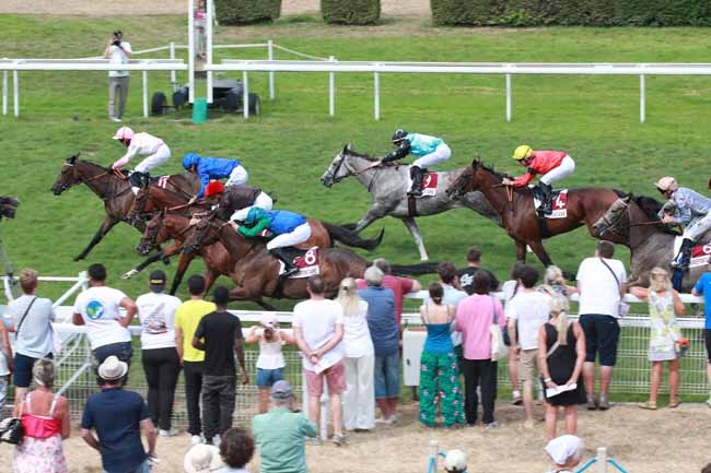 Photo d'arrivée de la course pmu PORC DE BAYEUX - PRIX TURGEON à CLAIREFONTAINE le Lundi 3 août 2026