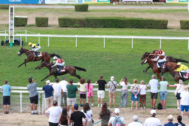 Photo d'arrivée de la course pmu ANE DU COTENTIN - PRIX DES ENCLOS à CLAIREFONTAINE le Lundi 3 août 2026