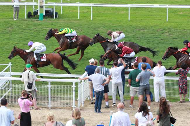 Photo d'arrivée de la course pmu CHEVRES DES FOSSES - PRIX AIR DE COUR à CLAIREFONTAINE le Lundi 3 août 2026