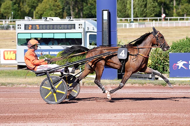 Photo d'arrivée de la course pmu PRIX DE LA PORTE DE MONTREUIL à ENGHIEN le Jeudi 6 août 2026
