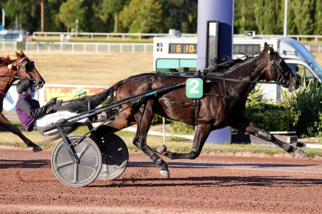 Photo d'arrivée de la course pmu PRIX DE LA PORTE D'ITALIE à ENGHIEN le Jeudi 6 août 2026