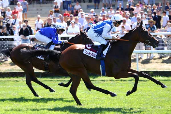 Photo d'arrivée de la course pmu PRIX DU MOUVEMENT COLORE (PRIX DU QUAI AU COQ) à CLAIREFONTAINE le Vendredi 7 août 2026
