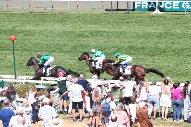 Photo d'arrivée de la course pmu PRIX DE LA VALLEE D'AUGE à DEAUVILLE le Samedi 8 août 2026