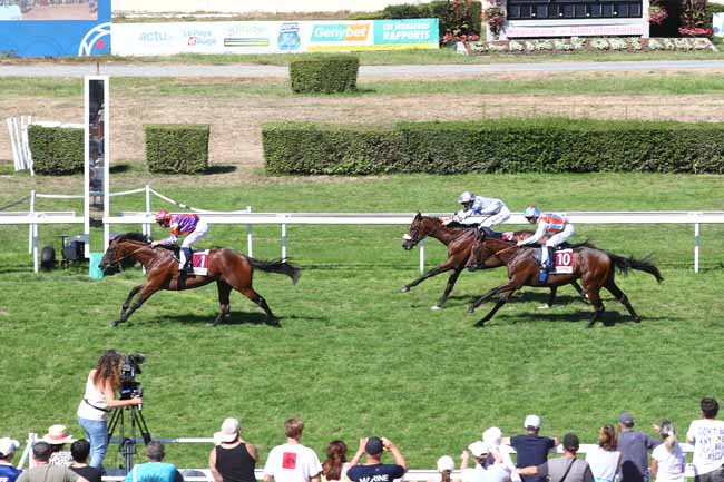 Photo d'arrivée de la course pmu PRIX DES MEILLEURS RAPPORTS GENYBET (PRIX DU HAUT BOIS) à CLAIREFONTAINE le Lundi 10 août 2026