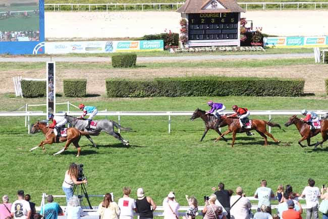 Photo d'arrivée de la course pmu PRIX GENYBET- SITE REFERENCE DES PARIS HIPPIQUES (PRIX DU DOMAINE DU HAUT BOIS) à CLAIREFONTAINE le Lundi 10 août 2026