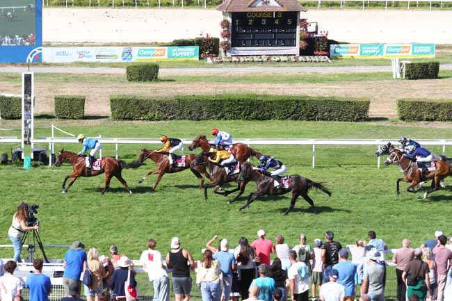 Photo d'arrivée de la course pmu PRIX GENYBET DE LA CONQUETE DE L'ETE (PRIX BLANGY-LE-CHATEAU) à CLAIREFONTAINE le Lundi 10 août 2026