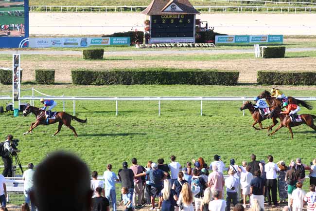 Photo d'arrivée de la course pmu PRIX GENY.COM (PRIX DE LA COTE D'ALBATRE) à CLAIREFONTAINE le Lundi 10 août 2026