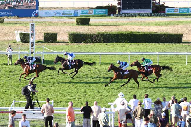 Photo d'arrivée de la course pmu PRIX GENYBET DU PREMIER DEPOT DOUBLE (PRIX THE WONDER) à CLAIREFONTAINE le Lundi 10 août 2026