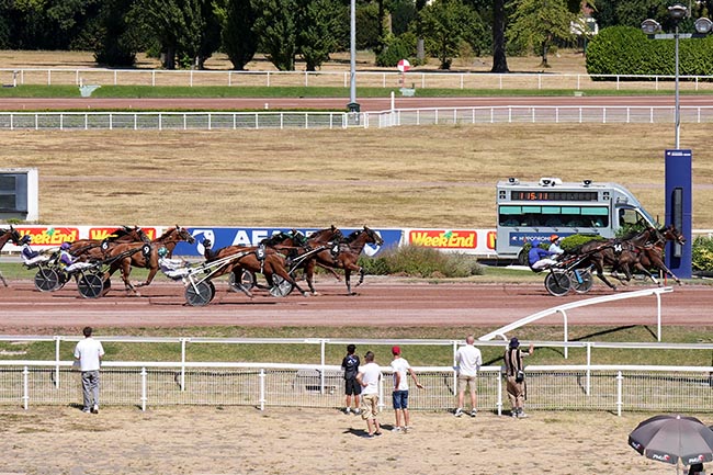Photo d'arrivée de la course pmu PRIX DE VAUVILLERS à ENGHIEN le Mercredi 12 août 2026