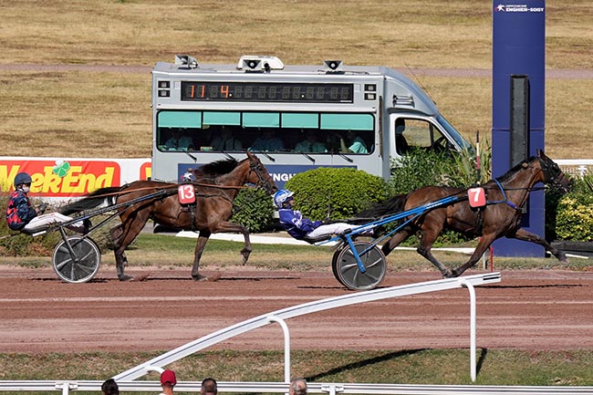 Photo d'arrivée de la course pmu PRIX DE LA PORTE DE VERSAILLES à ENGHIEN le Mercredi 12 août 2026