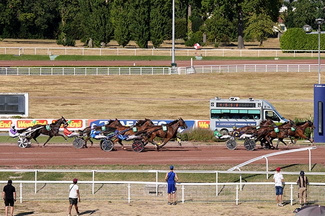 Photo d'arrivée de la course pmu PRIX DU PONT DE L'ALMA à ENGHIEN le Mercredi 12 août 2026