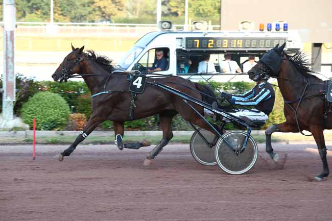 Photo d'arrivée de la course pmu PRIX DE VIRE à CABOURG le Vendredi 14 août 2026