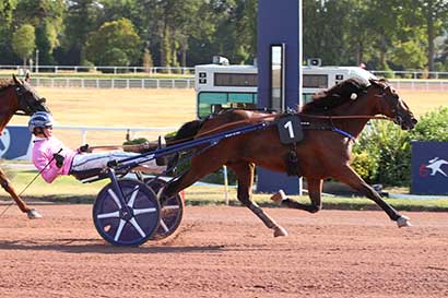 Photo d'arrivée de la course pmu PRIX DE DINARD à ENGHIEN le Vendredi 14 août 2026