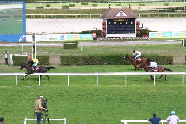 Photo d'arrivée de la course pmu PRIX DES SYCOMORES à CLAIREFONTAINE le Lundi 17 août 2026