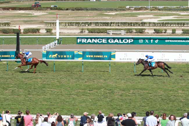 Photo d'arrivée de la course pmu SUMBE PRIX KERGORLAY à DEAUVILLE le Dimanche 23 août 2026