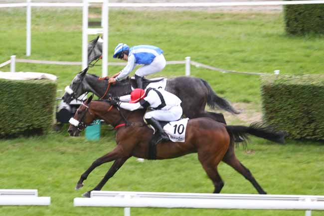 Photo d'arrivée de la course pmu PRIX LATITUDE GPS (GRAND STEEPLE-CHASE DE LA VILLE DE DEAUVILLE) à CLAIREFONTAINE le Mercredi 26 août 2026