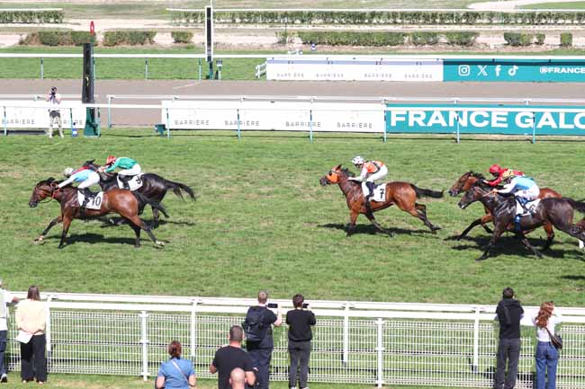 Photo d'arrivée de la course pmu L'EXPRESS à DEAUVILLE le Mardi 1 septembre 2026