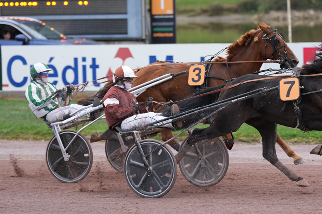 Photo d'arrivée de la course pmu PRIX VIKING DE VAL à LAVAL le Mercredi 30 septembre 2026
