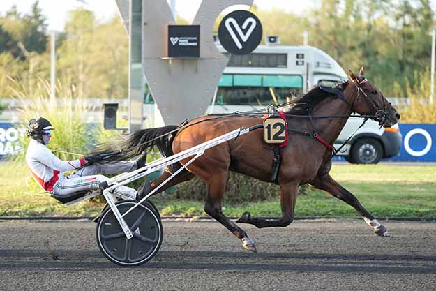 Photo d'arrivée de la course pmu PRIX CHARLEY MILLS à PARIS-VINCENNES le Vendredi 2 octobre 2026