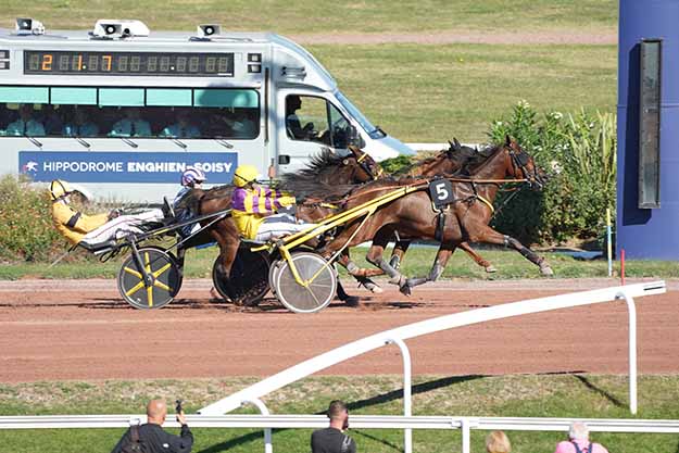Photo d'arrivée de la course pmu PRIX DU HAUT RHIN à ENGHIEN le Lundi 5 octobre 2026
