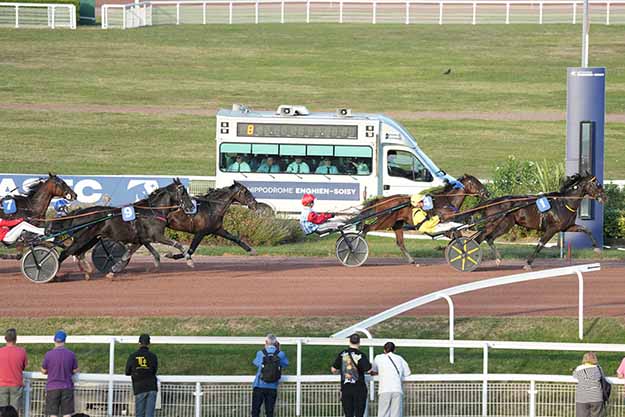Photo d'arrivée de la course pmu PRIX DE LA PORTE DE CHATILLON à ENGHIEN le Lundi 5 octobre 2026