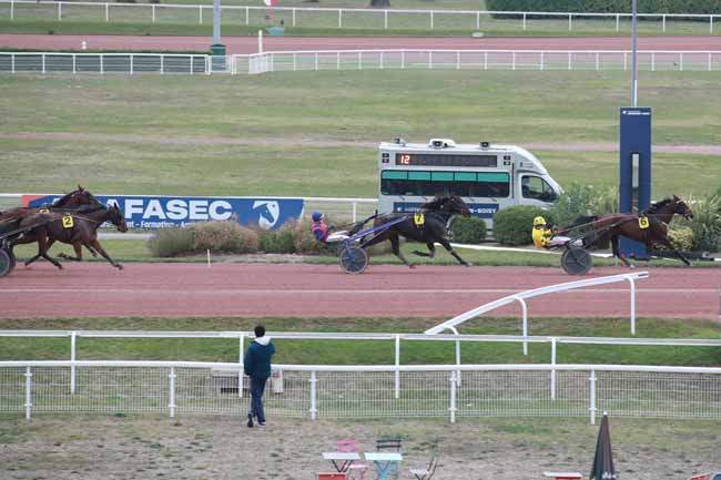 Photo d'arrivée de la course pmu PRIX DE LA TOUR MONTPARNASSE à ENGHIEN le Mercredi 7 octobre 2026