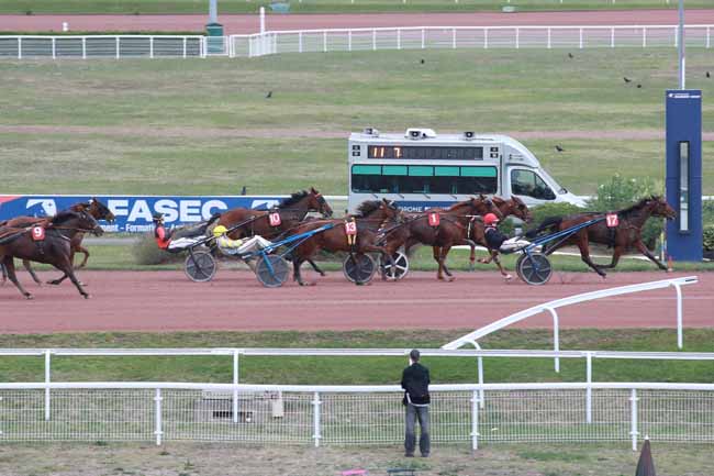 Photo d'arrivée de la course pmu PRIX ARMAND DE BELLAIGUE à ENGHIEN le Mercredi 7 octobre 2026