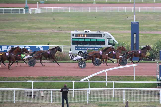 Photo d'arrivée de la course pmu PRIX DE PASSY à ENGHIEN le Mercredi 7 octobre 2026