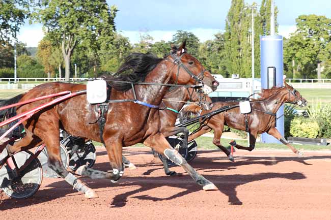 Photo d'arrivée de la course pmu PRIX DE LA PORTE D'ISSY à ENGHIEN le Jeudi 8 octobre 2026