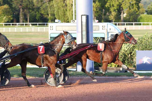 Photo d'arrivée de la course pmu PRIX DE SEVRAN à ENGHIEN le Jeudi 8 octobre 2026