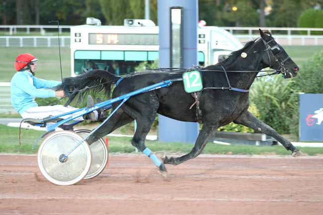 Photo d'arrivée de la course pmu PRIX DE LA PORTE DE CHAMPERRET à ENGHIEN le Jeudi 8 octobre 2026