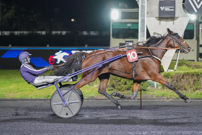 Photo d'arrivée de la course pmu PRIX ABULFEDA à PARIS-VINCENNES le Vendredi 9 octobre 2026