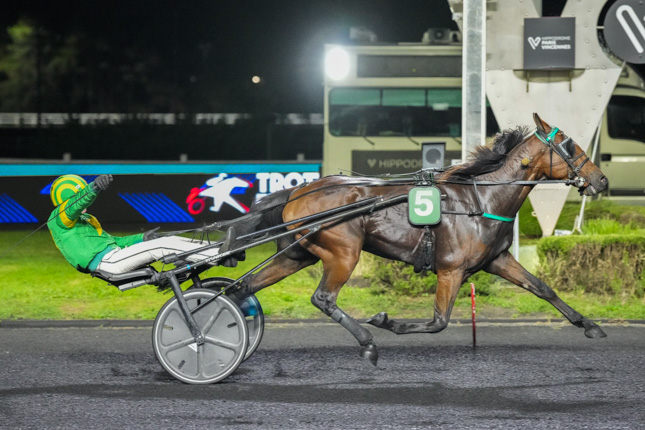 Photo d'arrivée de la course pmu PRIX THERESIA à PARIS-VINCENNES le Vendredi 9 octobre 2026