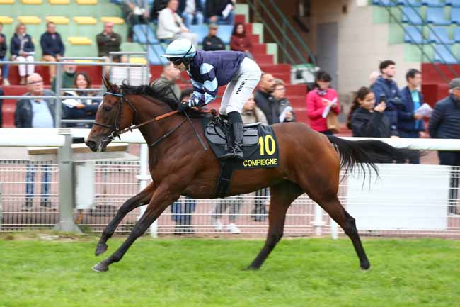 Photo d'arrivée de la course pmu PRIX DU CARREFOUR DU FRANCPORT à COMPIEGNE le Vendredi 9 octobre 2026
