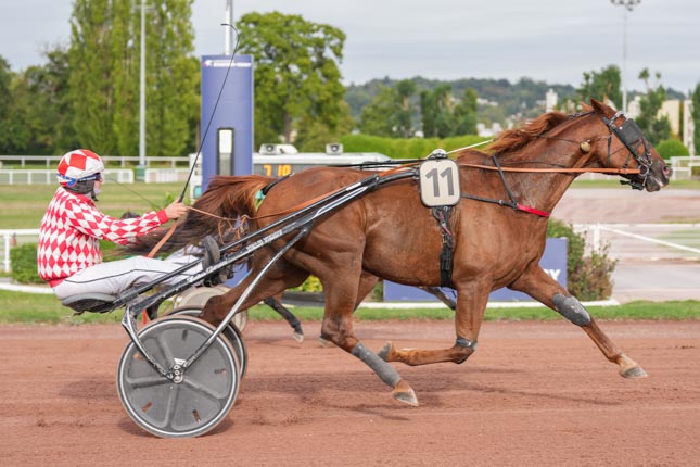 Photo d'arrivée de la course pmu PRIX DE LA PORTE DE LA VILLETTE à ENGHIEN le Lundi 12 octobre 2026