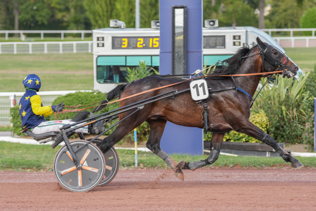 Photo d'arrivée de la course pmu PRIX DE LA PORTE CHAUMONT à ENGHIEN le Lundi 12 octobre 2026