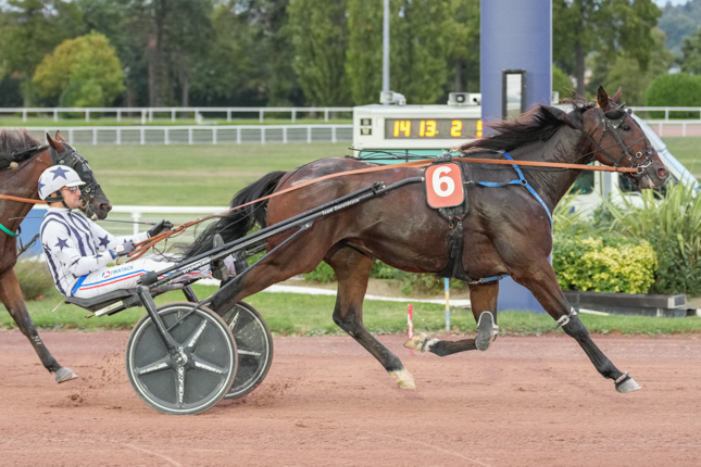 Photo d'arrivée de la course pmu PRIX DE ROCAMADOUR à ENGHIEN le Lundi 12 octobre 2026
