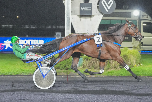 Photo d'arrivée de la course pmu PRIX SATURNE à PARIS-VINCENNES le Vendredi 16 octobre 2026
