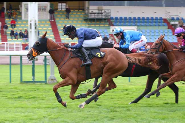 Photo d'arrivée de la course pmu PRIX FALZAREGO à COMPIEGNE le Lundi 19 octobre 2026