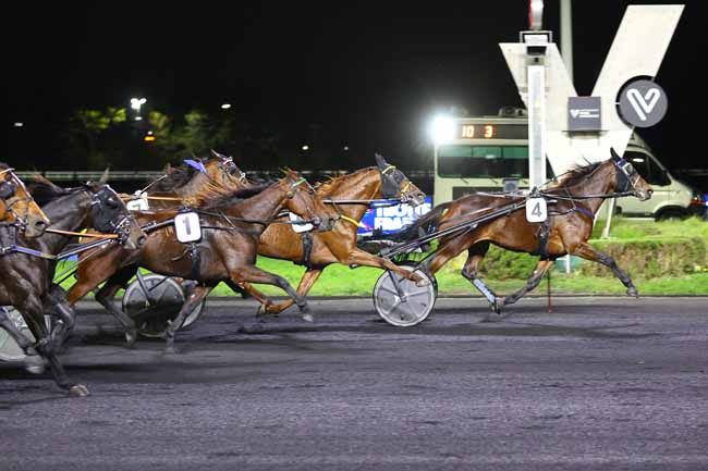 Photo d'arrivée de la course pmu PRIX ZOSMA à PARIS-VINCENNES le Vendredi 23 octobre 2026