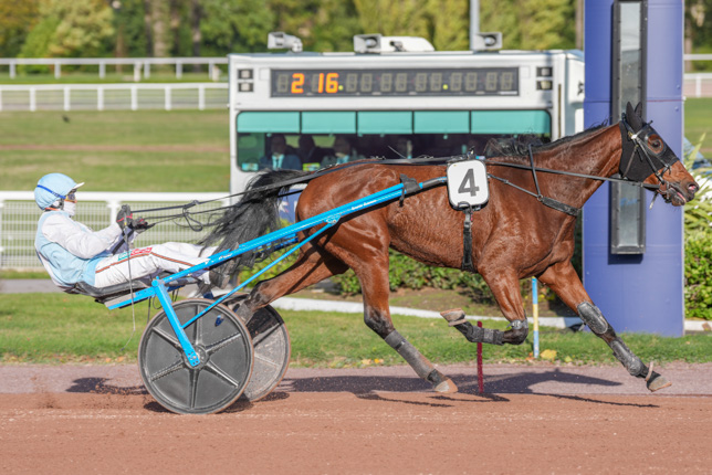 Photo d'arrivée de la course pmu PRIX DE LA PORTE DE GENTILLY à ENGHIEN le Dimanche 25 octobre 2026