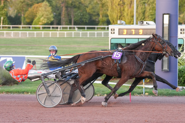 Photo d'arrivée de la course pmu PRIX D'ETAIN à ENGHIEN le Dimanche 25 octobre 2026