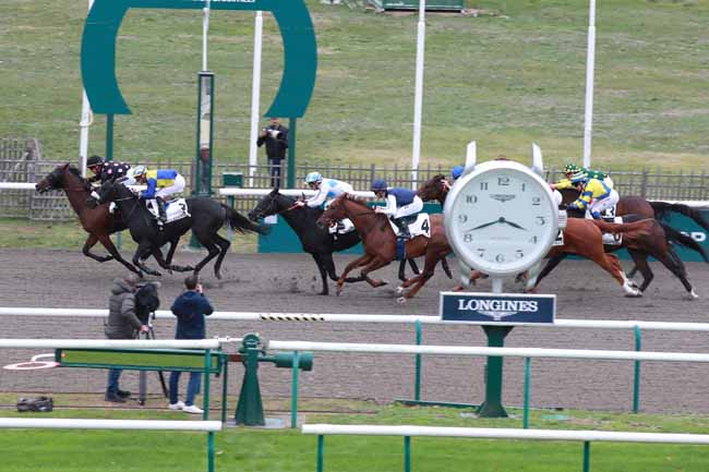 Photo d'arrivée de la course pmu PRIX DE LA ROUTE BELLEVAL à CHANTILLY le Lundi 26 octobre 2026
