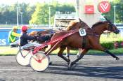 Foto van Egine Precieuse Aankomst Quinté + PMU Prix Urania 2022 in Vincennes