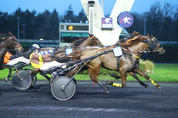 La photo de Inoa De Somoza arrivée PMU Prix de Dun-sur-Auron à Paris Vincennes 