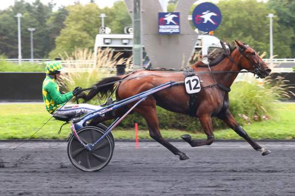 La photo de Kyoka Bocneuf arrivée pmu Prix de Bastia à Paris Vincennes