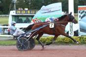 La photo de Linna De Vandel arrivée pmu Prix Volvo Thibault au Mans
