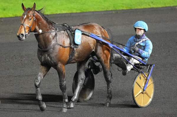 La photo de Fame And Glory arrivée pmu Prix Doisnel de Saint-Quentin à Vincennes